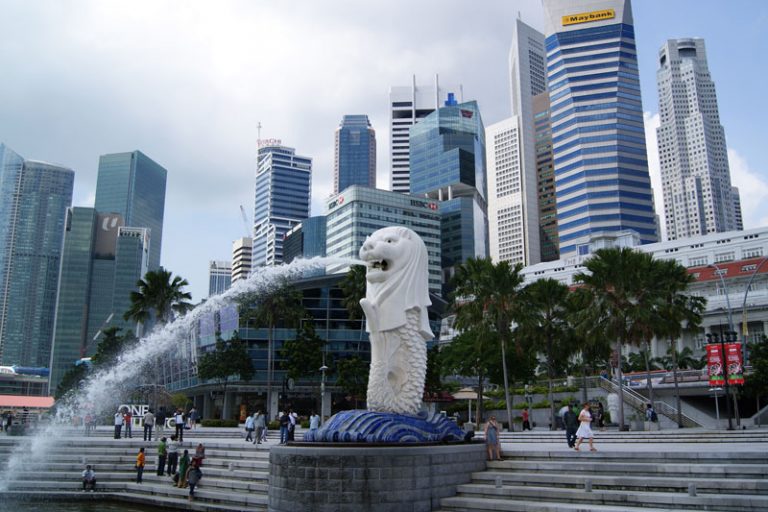 Merlion_and_the_Singapore_Skyline